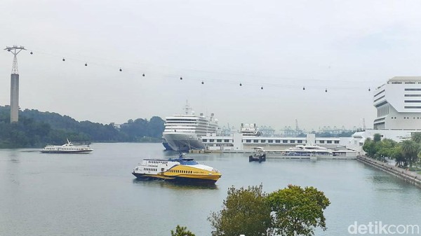 Wisatawan bisa melihat bangunan mewah, pepohonan hijau, hotel-hotel, hingga kapal-kapal menunggu di dekat pelabuhan yang menanti giliran bongkar muatan. 