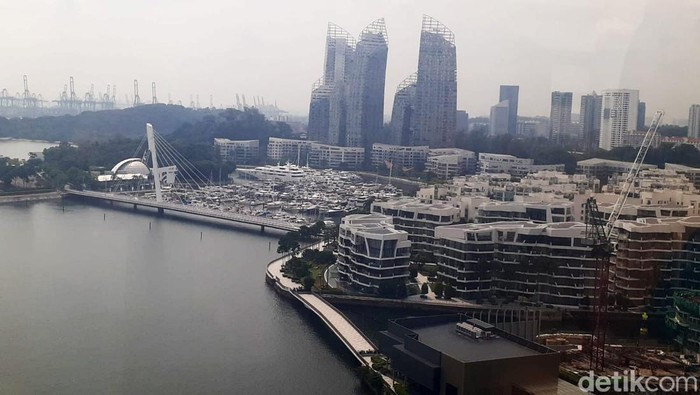 Pemandangan gedung bertingkat di Singapura. Salah satu cara untuk menikmati liburan di Singapura adalah melihat pemandangan dari ketinggian. Semua itu bisa didapat di kawasan Sentosa Island.