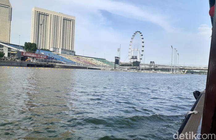 Formula 1 GP Singapura 2022 menawarkan berbagai macam pengalaman untuk mereka yang ingin menyaksikan balapan. Salah satunya naik boat menyeberangi Marina Bay menuju sirkuit.
