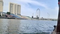 Pemilik tiket VIP Formula 1 GP Singapura 2022 menaiki traditional bumboat menyeberangi kawasan Marina Bay pada pukul 5 sore menuju Gate 10, yang merupakan pintu masuk untuk penonton di Sky Suite.