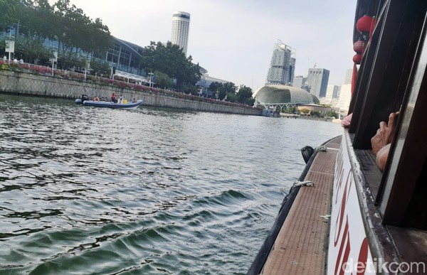 Dari tengah teluk, pemandangan sore jelang matahari terbenam bisa terlihat jelas. termasuk gedung-gedung mewah ataupun yang bergaya lama. Dari tengah teluk, pemandangan sore jelang matahari terbenam bisa terlihat jelas. termasuk gedung-gedung mewah ataupun yang bergaya lama.