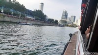 Dari tengah teluk, pemandangan sore jelang matahari terbenam bisa terlihat jelas. termasuk gedung-gedung mewah ataupun yang bergaya lama.