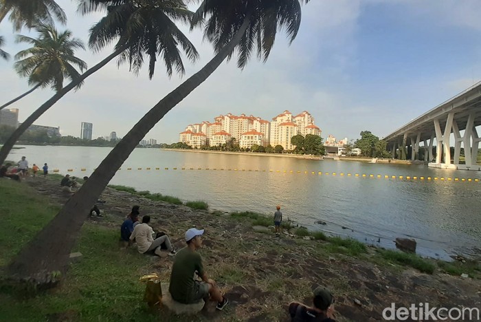 Menikmati Singapura dari Teluk Marina Bay Formula 1 GP Singapura 2022 menawarkan berbagai macam pengalaman untuk mereka yang ingin menyaksikan balapan. Salah satunya naik boat menyeberangi Marina Bay menuju sirkuit.