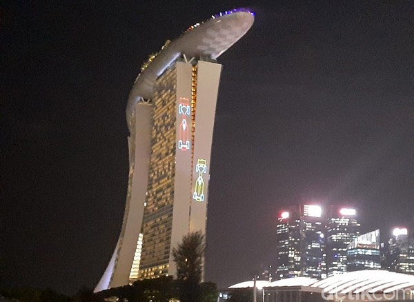 Di Marina Bay Sands, terdapat lampu-lampu yang membentuk dua mobil F1 di gedungnya yang tinggi menjulang.