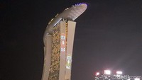 Di Marina Bay Sands, terdapat lampu-lampu yang membentuk dua mobil F1 di gedungnya yang tinggi menjulang.