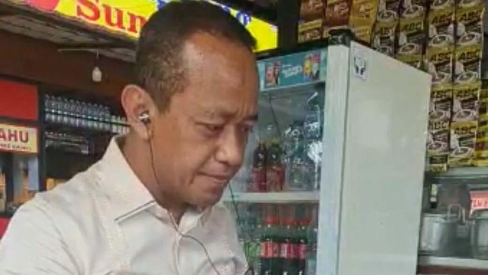 Menteri Investasi Bicara Kondisi Ekonomi Global Menteri Investasi Bahlil Lahadalia menjadi pembicara dalam Survey Indikator Politik Indonesia. Kegiatan itu dilakukan dalam perjalanan dari Jakarta ke Semarang.