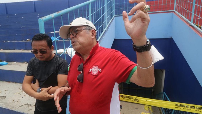 Ketua Komisi Disiplin PSSI Erwin Tobing (kanan) mendatangi Stadion Kanjuruhan di Malang, Jawa Timur, Senin (3/10/2022). Komdis PSSI mendatangi Stadion Kanjuruhan pascatragedi untuk melihat situasi secara langsung sekaligus mengumpulkan fakta guna menentukan kebijakan yang akan diambil oleh PSSI. ANTARA FOTO/Prasetia Fauzani/rwa.