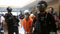 Sepuluh orang yang telah ditetapkan tersangka hari ini diserahkan ke kejaksaan.