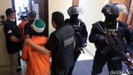 Momen Polisi Bersenjata Kawal Penyerahan Anggota Khilafatul Muslimin