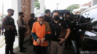 Tampak pimpinan Khilafatul Muslimin Abdul Qadir Baraja memimpin keluar dari Rutan Polda Metro Jaya. Para tersangka lalu naik ke mobil taktis untuk diserahkan ke Kejari Bekasi.