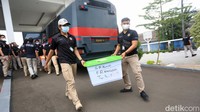 Polisi juga membawa sejumlah berkas.