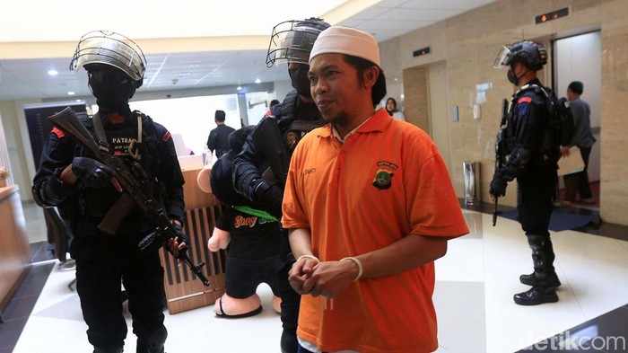 Momen Polisi Bersenjata Kawal Penyerahan Anggota Khilafatul Muslimin Sepuluh orang tersangka kasus Khilafatul Muslimin diserahkan ke Kejari Bekasi. Polisi bersenjata laras panjang mengawal proses penyerahan para tersangka.