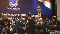 Elite dan kader NasDem yang hadir kemudian tampak berdiri. Mereka bersorak Anies Presiden.