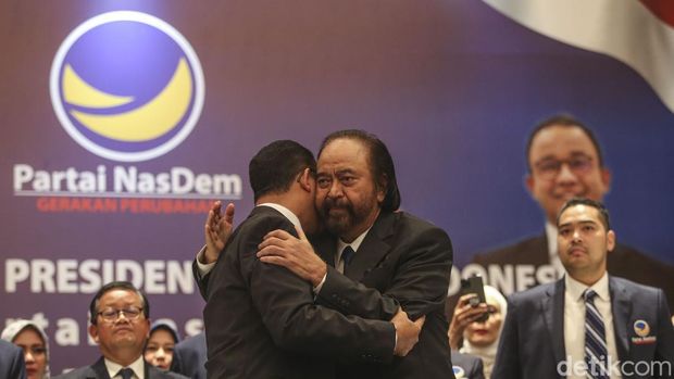 Ketum NasDem Surya Paloh mengusung Anies Baswedan maju jadi capres untuk Pemilu 2024. Dalam kesempatan itu Paloh memeluk erat Anies, Senin, 3/10/2022.