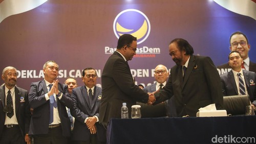 Ketum NasDem Surya Paloh mengusung Anies Baswedan maju jadi capres untuk Pemilu 2024. Dalam kesempatan itu Paloh memeluk erat Anies, Senin, 3/10/2022.