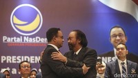 Usai pidatonya, Anies menghampiri Surya Paloh. Dia berjabat tangan lalu memeluk Surya Paloh.