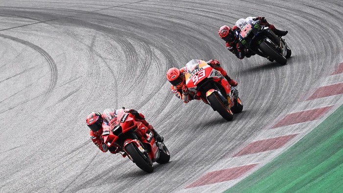 (L-R) Ducati Italian rider Francesco Bagnaia, Honda Spanish rider Marc Marquez and Yamaha French rider Fabio Quartararo compete during the Austrian Motorcycle Grand Prix at the Red Bull Ring race track in Spielberg, Austria on August 15, 2021. (Photo by Joe Klamar / AFP) (Photo by JOE KLAMAR/AFP via Getty Images)