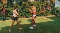 Melalui Instagram pribadinya (@nanamirdad_), ibu dua anak ini menyempatkan untuk berolahraga meski di tengah kesibukkannya. Ia melakukan berbagai jenis olahraga mulai dari latihan dasar di rumah hingga boxing. (Foto: Instagram/@nanamirdad_).