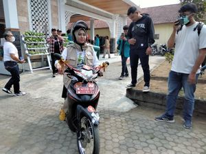 Ngalam Mbois: Aksi Si Jimat Pecel Tempe Mendoan Keliling Desa Urus Adminduk