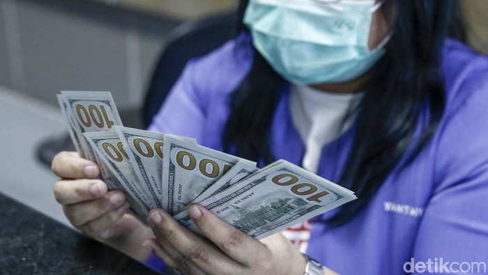 Ngeri! Dolar AS Perkasa Terhadap Rupiah Nilai tukar dolar AS terhadap rupiah masih perkasa. Hingga siang tadi, dolar AS Bertengger di Rp 15.290.