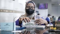 Naiknya nilai tukar dollar ini disebabkan Bank Sentral AS menaikkan suku bunga beberapa kali tahun ini demi mengatasi kenaikan harga.