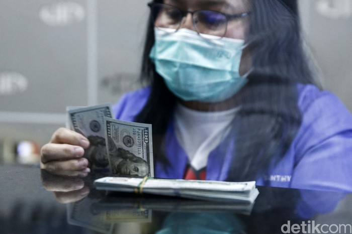 Nilai tukar dolar AS terhadap rupiah masih perkasa. Hingga siang tadi, dolar AS Bertengger di Rp 15.290.