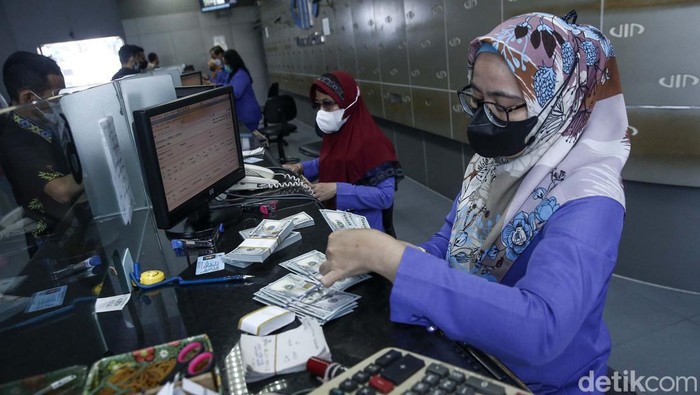 Ngeri! Dolar AS Perkasa Terhadap Rupiah Nilai tukar dolar AS terhadap rupiah masih perkasa. Hingga siang tadi, dolar AS Bertengger di Rp 15.290.