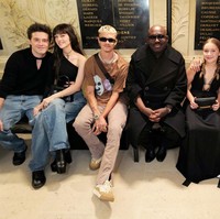 Nicola Peltz dan suaminya Brooklyn Beckham datang di fashion show Victoria Beckham. Momen ini menjadi reunian keluarga setelah keduanya menikah. Di foto ini tampak mereka berpose bersama Anna Wintour, kedua adik Brooklyn, Romeo dan Harper, dan ayah mereka David Beckham. Foto: Getty Images