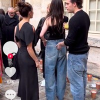 Dalam klip yang diunggah oleh TikTokers @gala.fr, tampak Victoria Beckham berbincang dengan putranya Brooklyn Beckham. Sementara, Nicola yang berdiri di dekat suaminya membelakangi ibu mertuanya itu. Keduanya tidak saling berbincang. Nicola malah ngobrol dengan orang di depannya. Mertua dan menantu itu tampak begitu canggung dan seolah membenarkan keduanya memang tidak akur. Sikap Nicola juga jadi sorotan. Dia dinilai tidak sopan. “Nicola tidak beredukasi,” sindir netizen. Foto: dok. TikTok