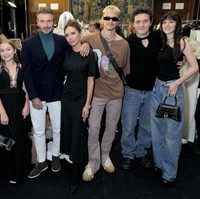 Untuk pertama kalinya setelah Brooklyn dan Nicola menikah satu frame kembali bersama Victoria Beckham. Terlebih, belakangan ini hubungan antara Vic dan menantunya Nicola didera isu tidak akur. Foto: Getty Images