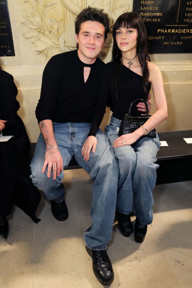 Brooklyn dan Nicola tampak serasa tampil dengan atasan hitam dan celana jeans. Nicola tampil dengan gaya rambut barunya yakni berponi. Foto: Getty Images