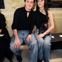 Brooklyn dan Nicola tampak serasa tampil dengan atasan hitam dan celana jeans. Nicola tampil dengan gaya rambut barunya yakni berponi. Foto: Getty Images