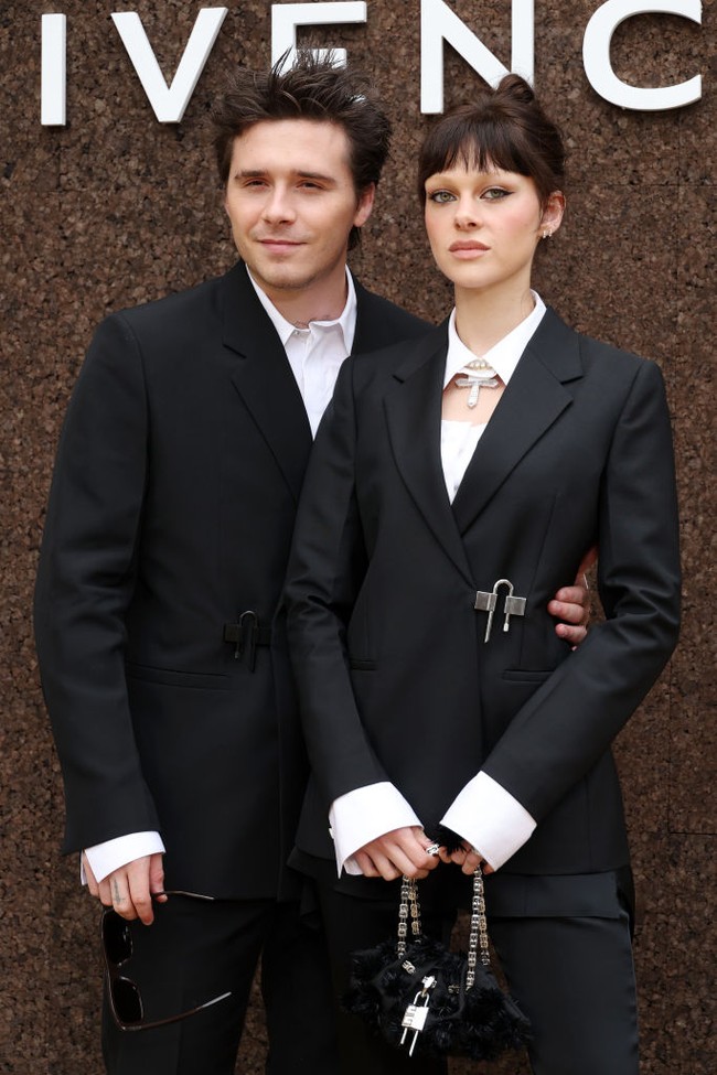 Nicola dan Brooklyn juga hadir di fashion show Givenchy. Kali ini keduanya kompak mengenakan setelan jas hitam. Foto: Getty Images