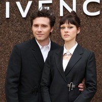 Nicola dan Brooklyn juga hadir di fashion show Givenchy. Kali ini keduanya kompak mengenakan setelan jas hitam. Foto: Getty Images