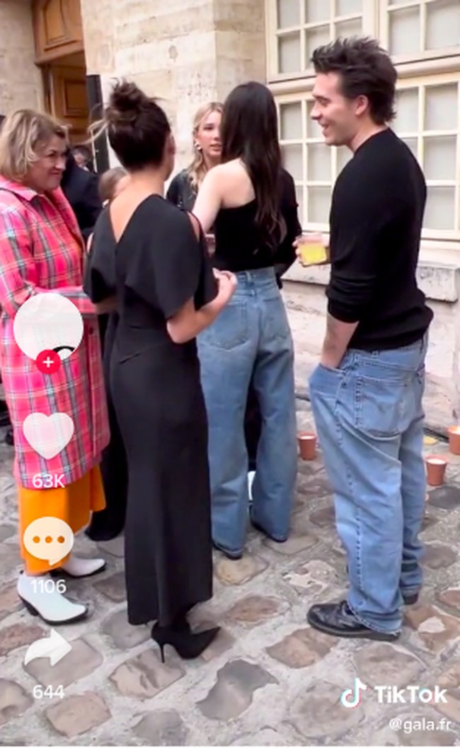 Namun sayangnya, di momen yang sama kabarnya Nicola dan Victoria Beckham tidak saling bertegur sapa. Video Nicola membelakangi Vic pun viral di TikTok. Foto: dok. TikTok