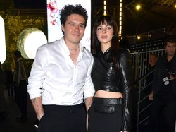 Foto Nicola Peltz Hadir di Fashion Show Victoria Beckham, Tidak Saling Tegur