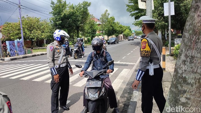 Anggota Satlantas Polres Ciamis melakukan Operasi Zebra di Pos Simpang Tonjong Ciamis