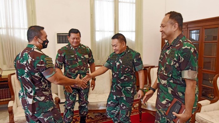 Panglima TNI Jenderal Andika Perkasa bersama para kepala staf menghadap Presiden Jokowi di Istana Merdeka