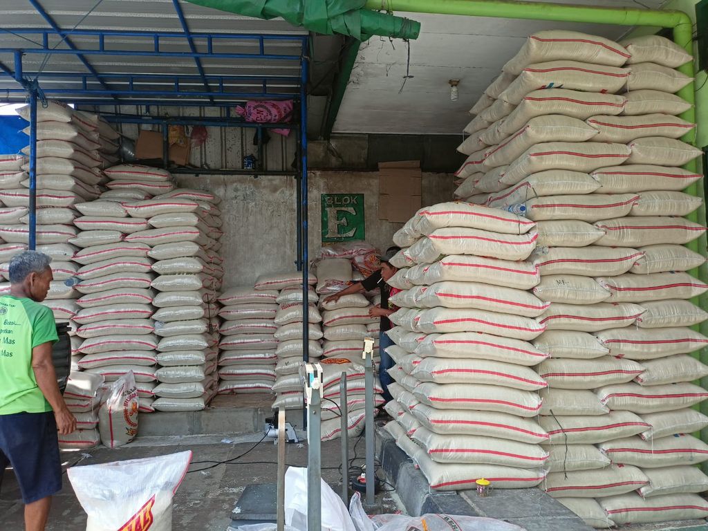 Stok beras di pasar induk Cipinang, Jakarta (Senin, 3/10/2022).