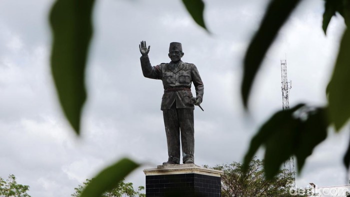 Patung Presiden pertama RI Sukarno berdiri tegak di dekat kantor Bupati Kepulauan Tanimbar. Presiden pertama RI Sukarno berkunjung ke Saumlaki pada 4 November 1958. Pemerintah setempat pun mengabadikannya menjadi sebuah patung di dekat kantor Bupati Kepulauan Tanimbar.