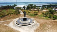 Patung menggambarkan Soekarno sedang mengangkat tangannya.