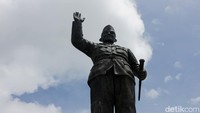 Dibutuhkan biaya total sekitar Rp 2,2 miliar untuk membangun patung berikut pelataran di sekitar monumen.