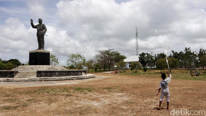 Patung Soekarno Hiasi Landscape Kota Tanimbar Seorang anak mengibarkan bendera merah putih di sekitar patung Presiden pertama RI Sukarno di Kepulauan Tanimbar. Presiden pertama RI Sukarno berkunjung ke Saumlaki pada 4 November 1958. Pemerintah setempat pun mengabadikannya menjadi sebuah patung di Kepulauan Tanimbar.