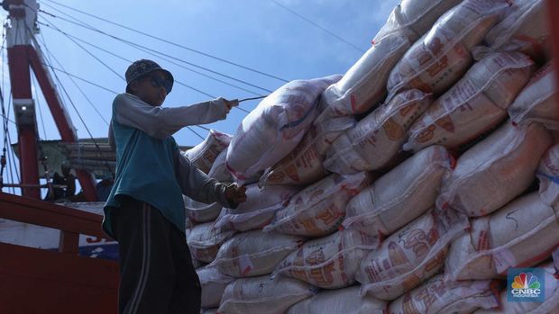 Pekerja memindahkan beras yang akan di kirim ke Pangkal Pinang dari Pelabuhan Sunda Kelapa, Jakarta, Senin (3/10/2022). Badan Pusat Statistik (BPS) mencatat, kenaikan harga beras menjadi salah satu pemicu inflasi di bulan September 2022 hingga cetak level tertinggi sejak Desember 2014.  (Cnbc Indonesia/Tri Susilo)