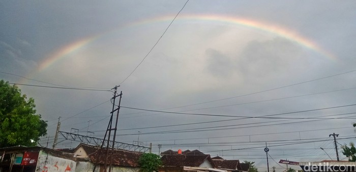Pelangi terlihat dari stasiun delanggu, Klaten pagi ini.