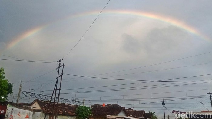 Pelangi terlihat dari stasiun delanggu, Klaten pagi ini.