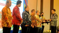 Wakil Ketua Komisi Pemberantas Korupsi (KPK), Alexander Marwata bersama Direktur Utama PT Bank Tabungan Negara (Persero) Tbk Haru Koesmahargyo bersama sejumlah pegawai BTN yang diangkat sebagai pengurus Forum Komunikasi Ahli Pembangun Integritas (Forkom API) BTN di Jakarta, Senin (3/10). 