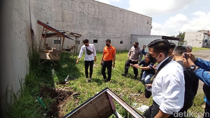 Polisi melakukan penggalian terhadap kuburan kucing di pasar Indihiang Tasikmalaya.