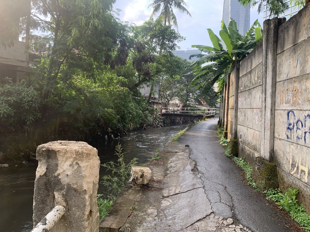 Pembatas kali di Kuningan Barat, Jakarta Selatan (Jaksel) roboh.