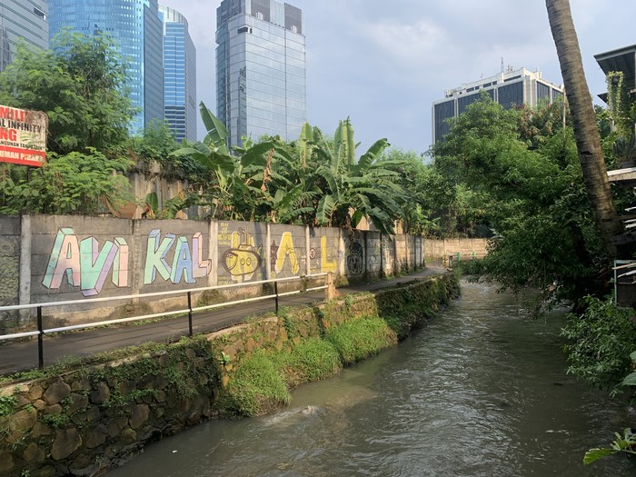Pembatas kali di Kuningan Barat, Jakarta Selatan (Jaksel) roboh.